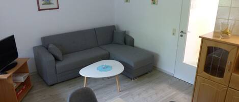 Televisio, pöytätennispöytä, stereot