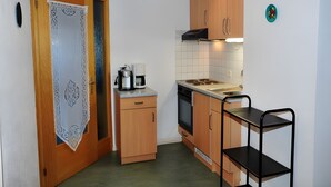 Kaffetrakter/tekoker, kjøleskap, ovn og kokeplater