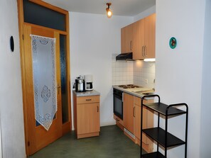 Fridge, oven, stovetop, coffee/tea maker