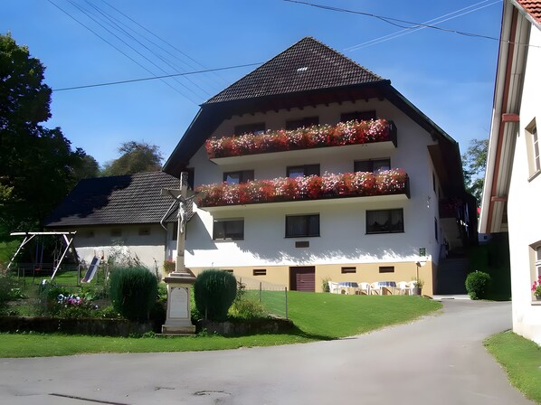 Exterior - Apartment 'Nr 2' with Shared Terrace, Shared Garden and Wi-Fi (Simonswald)