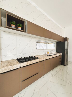 Four à micro-ondes, surface de cuisson, lave-vaisselle