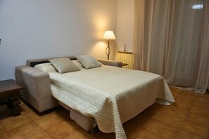 1 bedroom, iron/ironing board, travel cot, free WiFi