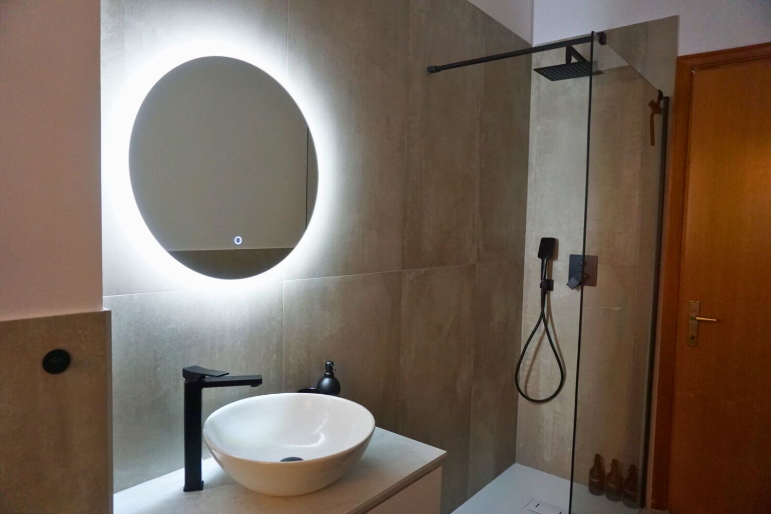 Douche, articles de toilette gratuits, sèche-cheveux, bidet