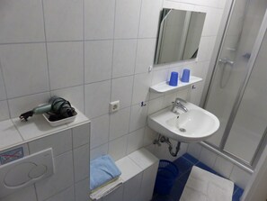Shower, hair dryer, towels - Room 'Nr 4' with Shared Terrace, Shared Garden and Wi-Fi (Simonswald)