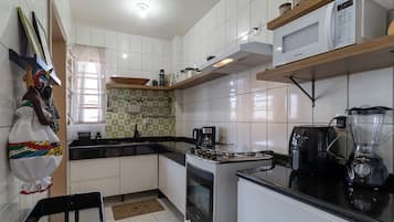 Basic Apartment | Private kitchen | Cookware/dishes/utensils