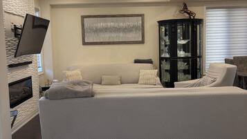 スマートテレビ、暖炉、書庫、PC モニター