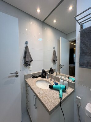 Sèche-cheveux, serviettes fournies, savon, papier toilette