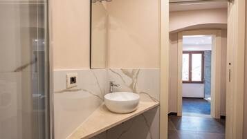 Dusche, Haartrockner, Bidet, Handtücher