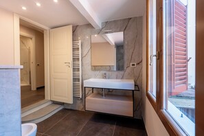 Family Suite | Bathroom | Shower, hair dryer, bidet, towels