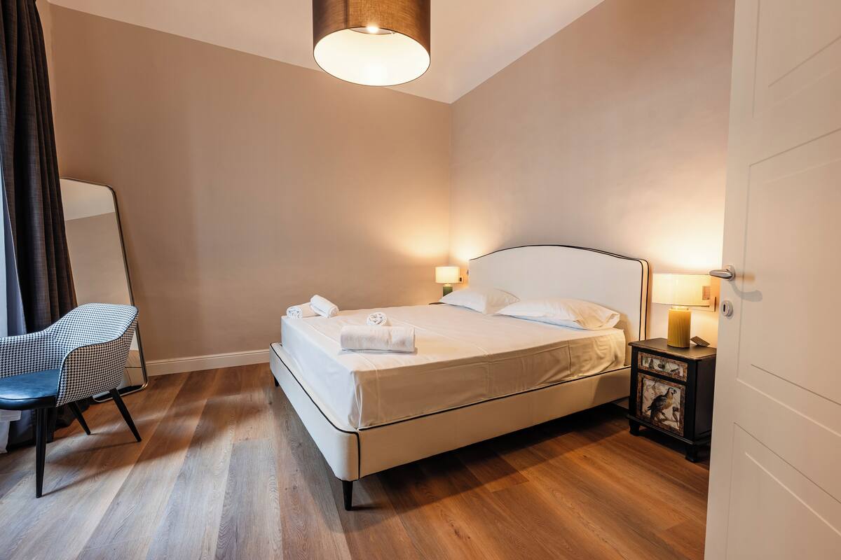Desk, WiFi (free), bed sheets