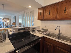 Geladeira, micro-ondas, fogão, cooktop