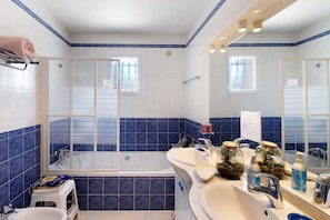 A bathroom with a bathtub, two sinks, a mirror, and a window. - Sea and Canopy Rooms: Mountain View, Shared Terrace and Garden (SARROLA CARCOPINO)