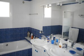 Shower, hair dryer, towels