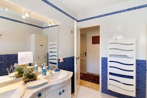 Shower, hair dryer, towels - Sea and Canopy Rooms: Mountain View, Shared Terrace and Garden (SARROLA CARCOPINO)