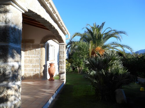 Chambre d’hôtes « Gautama » avec vue sur la montagne, terrasse et jardin partagés
