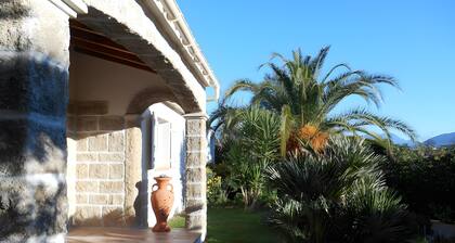 Chambre dâhĂŽtes « Gautama » avec vue sur la montagne, terrasse et jardin partagĂ©s