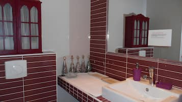 Dusj, hårføner og håndklær