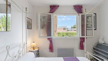 1 bedroom, bed sheets