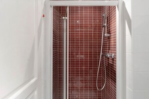 Een douche, een haardroger, handdoeken