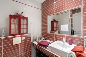Een douche, een haardroger, handdoeken
