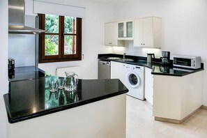 Een koelkast, een magnetron, een oven, een vaatwasser