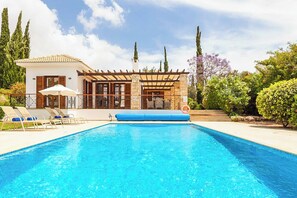 Een verwarmd zwembad