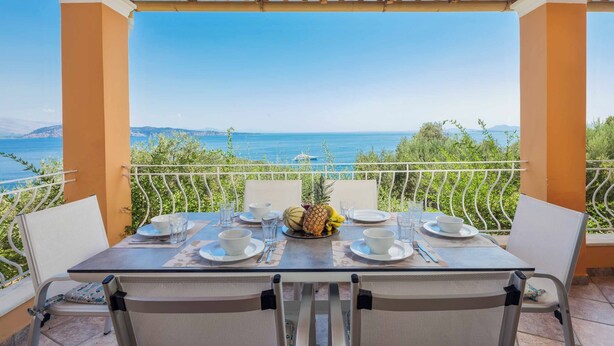 Mesa para dos con vista al mar y a las montañas.