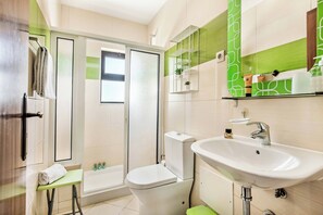 Douche, bidet, serviettes fournies