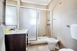 Douche, bidet, serviettes fournies