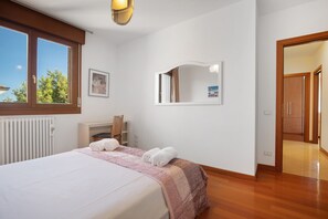 2 bedrooms, desk, iron/ironing board, WiFi