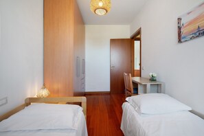 2 bedrooms, desk, iron/ironing board, WiFi