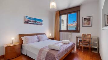 2 Schlafzimmer, Schreibtisch, BĂŒgeleisen/BĂŒgelbrett, WLAN