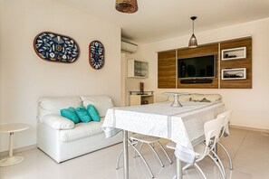 Basic Apartment | Living area | TV