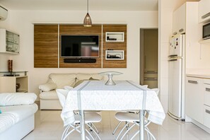 Basic Apartment | Living area | TV - Apto no Open Shopping 600m da praia IBI307 (Florianópolis)
