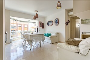 Basic Apartment | Living area | TV - Apto no Open Shopping 600m da praia IBI307 (Florianópolis)