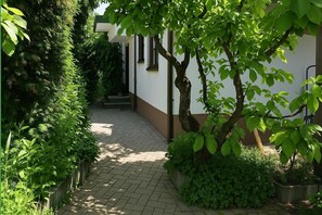 Property grounds - Apartment 'Blue' with Private Terrace, Shared Garden and Wi-Fi (Bad Krozingen)
