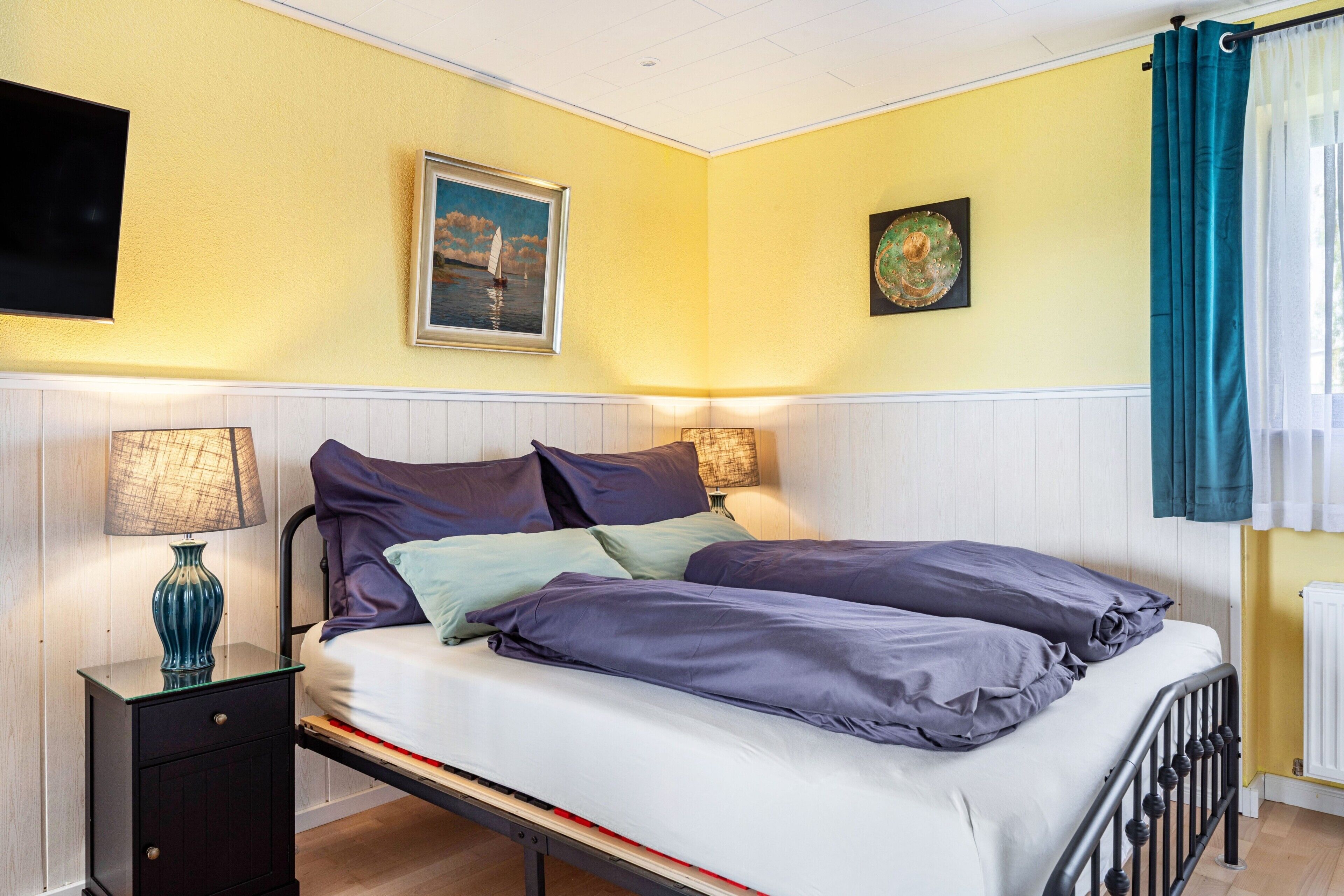 1 dormitorio, tabla de planchar con plancha, wifi y ropa de cama
