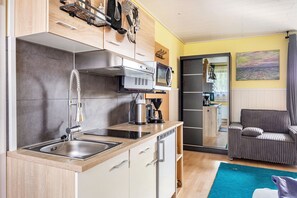 Frigorífico, microondas, placa de cocina y hervidor eléctrico