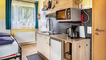 Réfrigérateur, four à micro-ondes, surface de cuisson