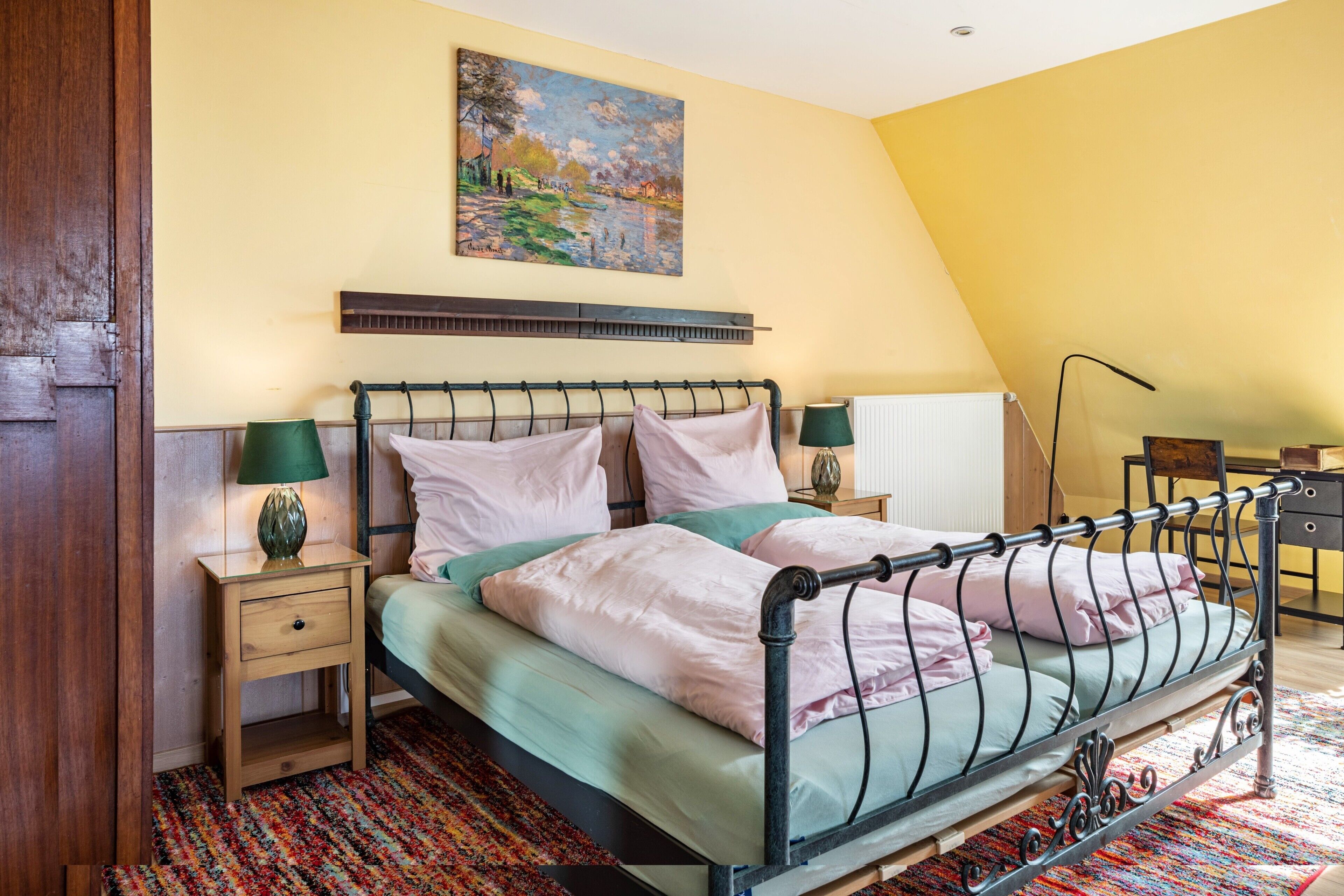 Desk, iron/ironing board, WiFi, bed sheets