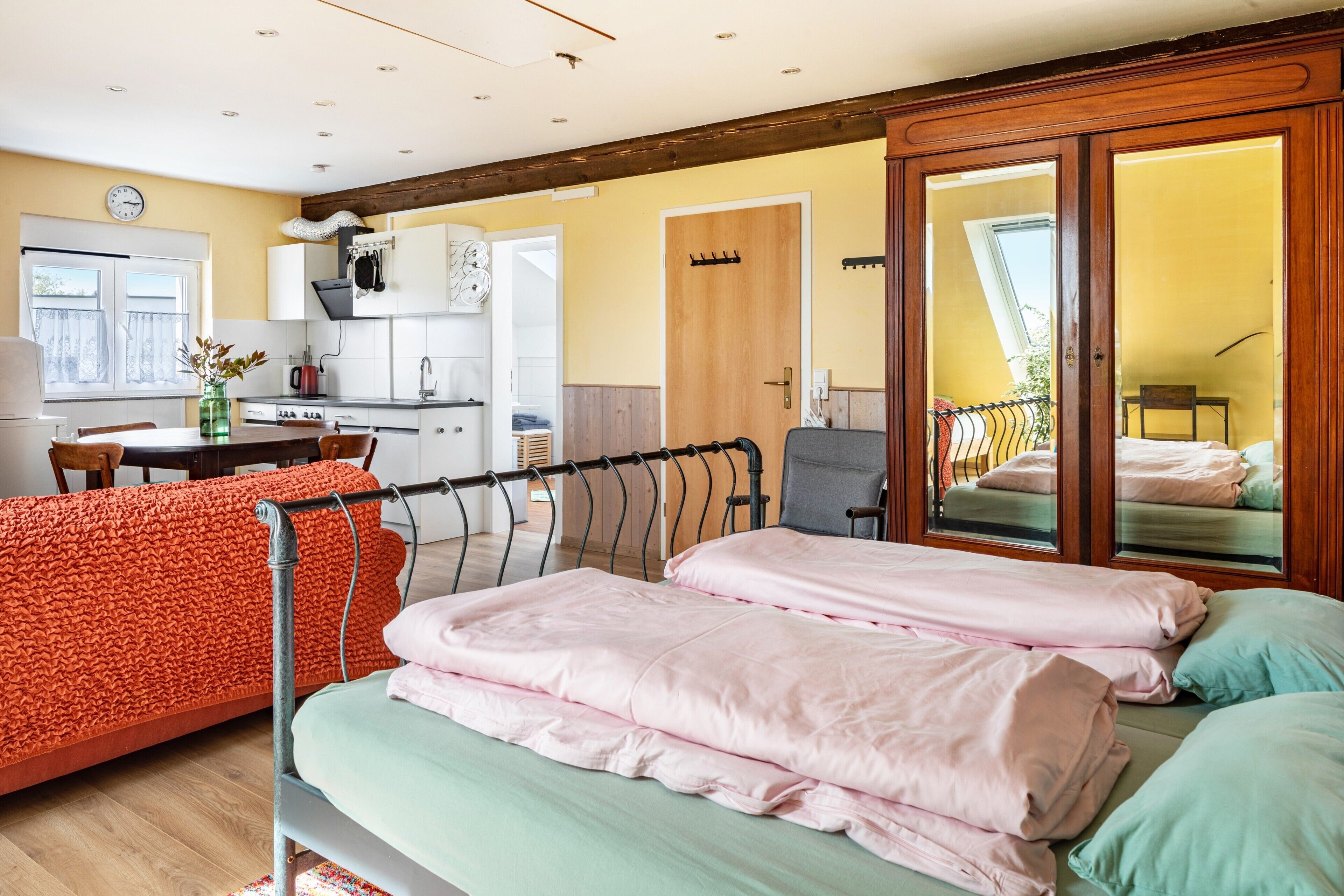 Desk, iron/ironing board, WiFi, bed sheets