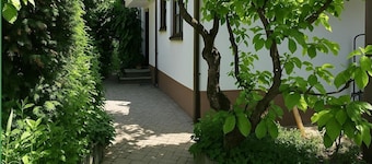 Apartment "Green" with Private Terrace, Shared Garden, and Wi-Fi