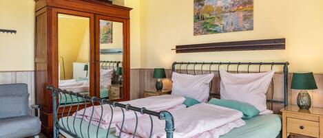 1 bedroom, desk, iron/ironing board, WiFi