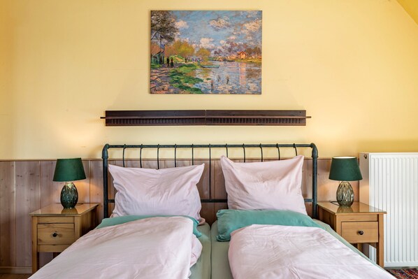 Desk, iron/ironing board, WiFi, bed sheets