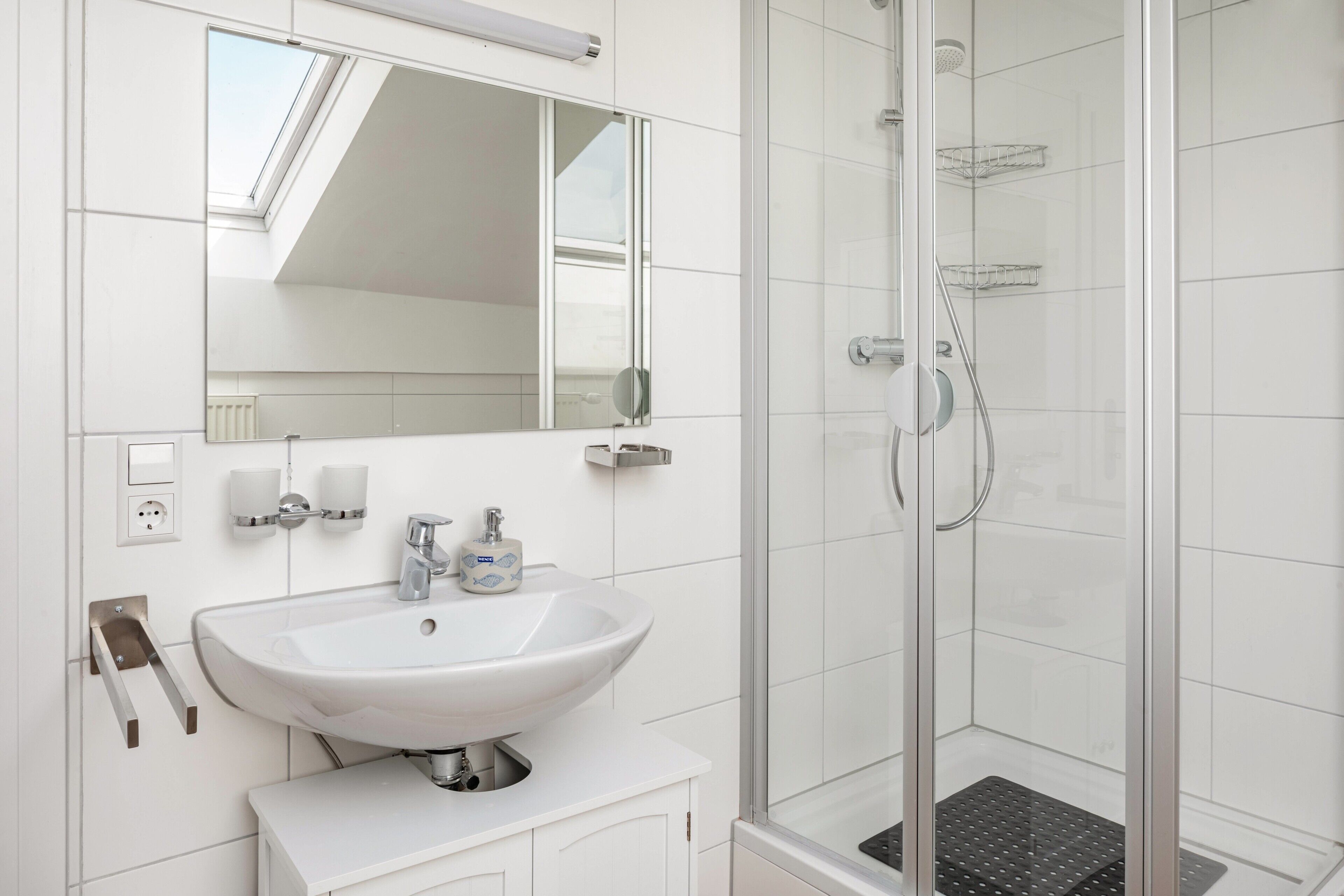 Dusche, kostenlose Toilettenartikel, Haartrockner, Handtücher