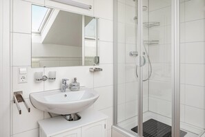 Dusche, kostenlose Toilettenartikel, Haartrockner, Handtücher