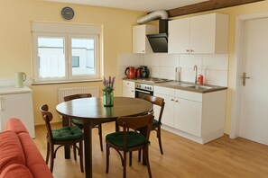 Fridge, microwave, oven, stovetop - Apartment 'Green' with Private Terrace, Shared Garden and Wi-Fi (Bad Krozingen)