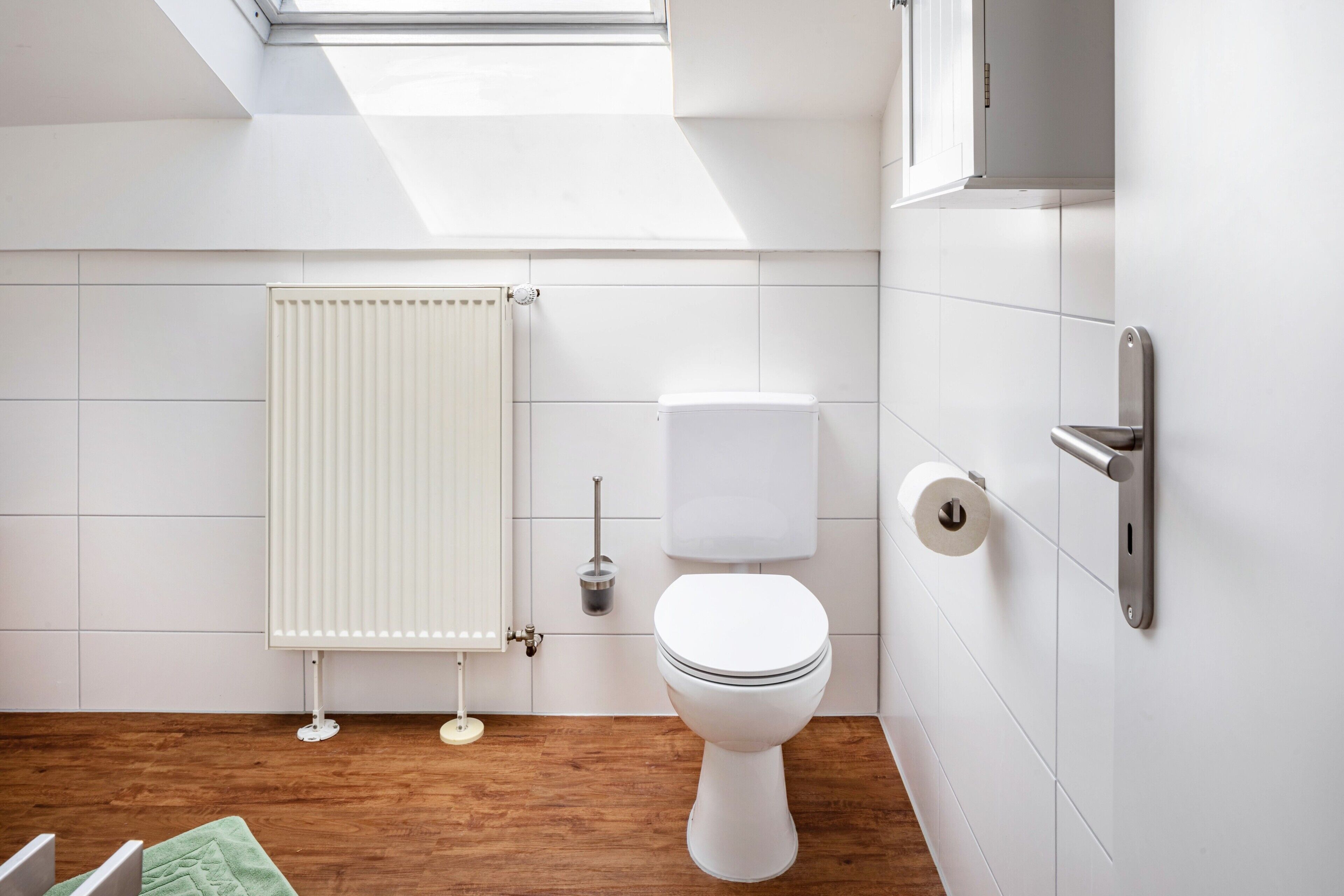 Dusche, kostenlose Toilettenartikel, Haartrockner, Handtücher