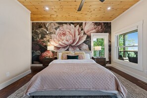 5 bedrooms, desk, WiFi