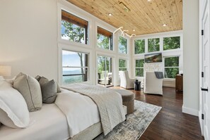 5 bedrooms, desk, WiFi